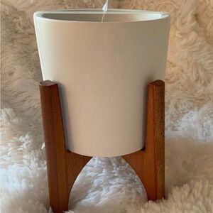 MODERN WHITE - CREAM CERAMIC POT WITH WOOD STAND PLANTER - NWT